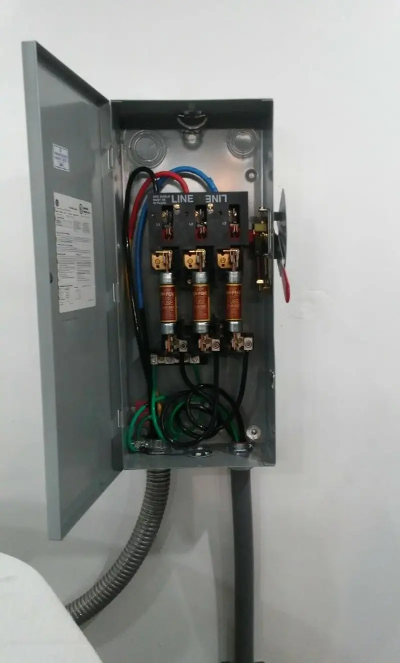 Three-phase disconnect switch installed for Smoke Detector Installation in Petersburg